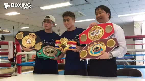 井上尚弥(大橋)がベルトを披露