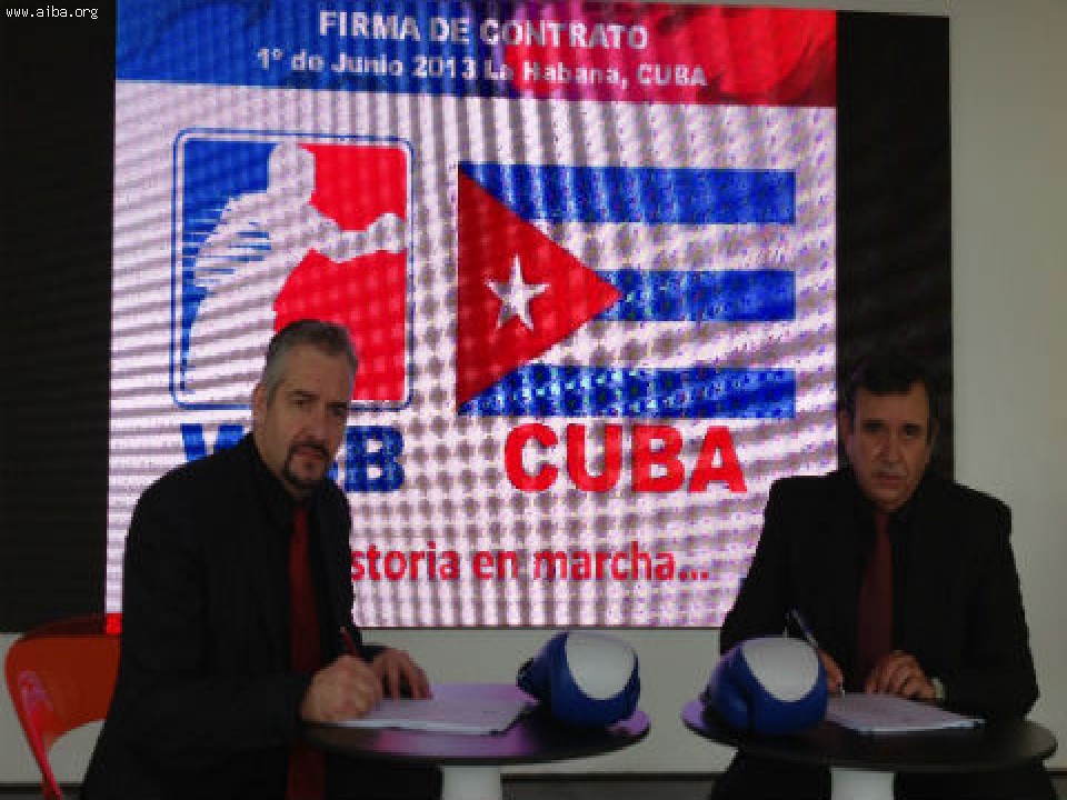 WSBスタッフとキューバ連盟会長(右)