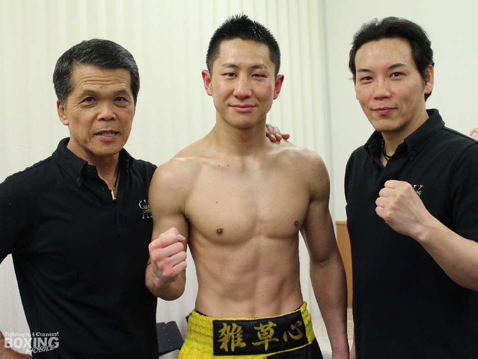 上野と宮田正明トレーナー(左)と柳光和博会長