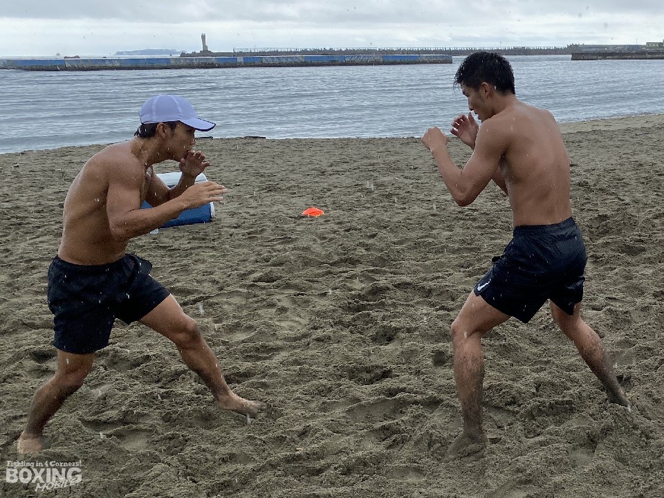京口紘人ら4選手が熱海で砂浜ダッシュ ボクシングモバイル