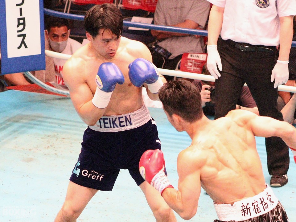 左:赤井英五郎(帝拳)の2戦目