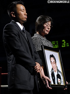 ボクシングポスター　新井田豊vs・バレラ　西岡サイン入りポスター 新井田豊引退式!! | ボクモバニュース | ボクシングモバイル