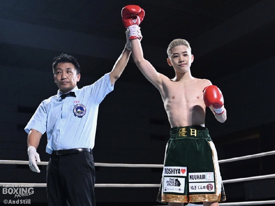 尾崎優成選手直筆サイン入りスパイク本人実使用後に譲り受けたもの