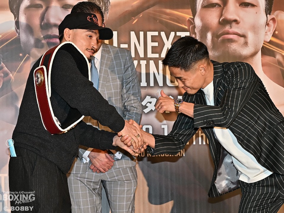 A・オラスクアガと京口紘人がガッチリと握手!