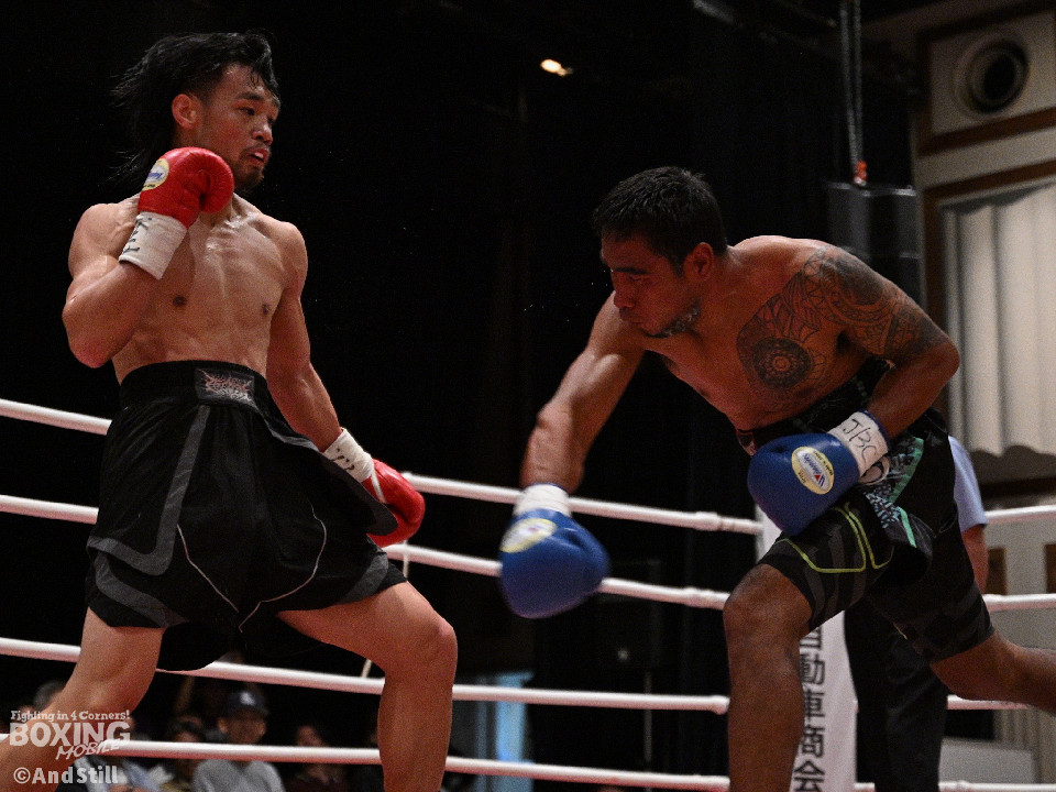 ����̏d���̒��ŉ���̃����O�ŉf����2�l�̐i��