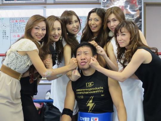 美熟女軍団が応援 ボクシングモバイル